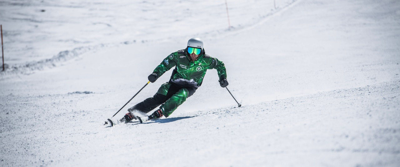 Skilehrer beim Abfahren der Piste