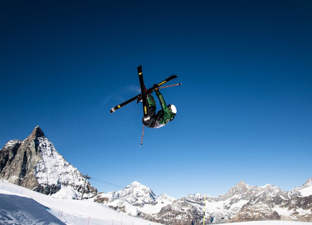 Moniteur de ski effectuant une figure appelée flatspin 540 mute avec le Cervin en arrière-plan