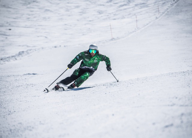 Skilehrer beim Abfahren der Piste